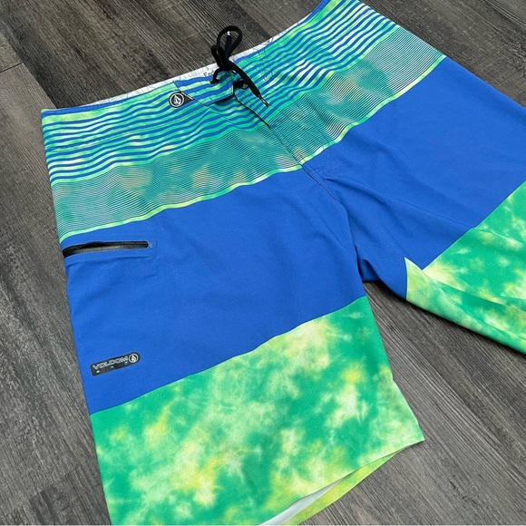 Volcom swimming shorts - Picture 2 of 7